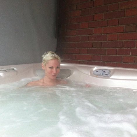 Η Τζούλια Αλεξανδράτου χαλαρώνει στο τζακούζι πίνοντας σαμπάνια [εικόνες] | iefimerida.gr 0