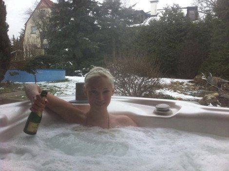 Η Τζούλια Αλεξανδράτου χαλαρώνει στο τζακούζι πίνοντας σαμπάνια [εικόνες] | iefimerida.gr 1