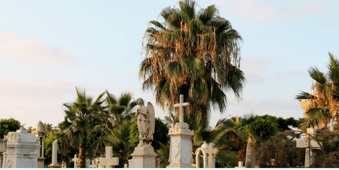 Εδώ βρίσκεται ο οικογενειακός τάφος του ποιητή Καβάφη και οι τάφοι μεγάλων ευεργετών της Ελληνικής Κοινότητας Αλεξανδρείας