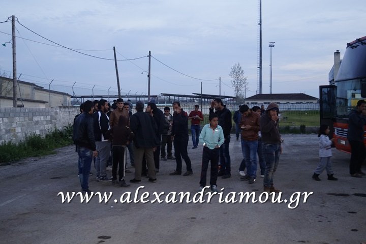  Ημαθία: Αρνούνται να κατέβουν από τα λεωφορεία οι πρόσφυγες: «Μας κορόιδεψαν, θέλουμε να γυρίσουμε στην Αθήνα» [εικόνες&βίντεο] | iefimerida.gr 1