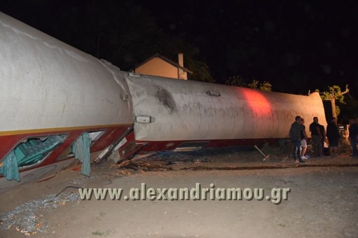 Εικόνες-σοκ από τον εκτροχιασμό τρένου -Η μηχανή και το πρώτο βαγόνι μπήκαν μέσα σε σπίτι [βίντεο] | iefimerida.gr 5
