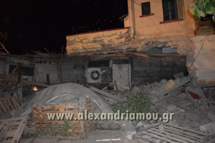 Εικόνες-σοκ από τον εκτροχιασμό τρένου -Η μηχανή και το πρώτο βαγόνι μπήκαν μέσα σε σπίτι [βίντεο] | iefimerida.gr 3