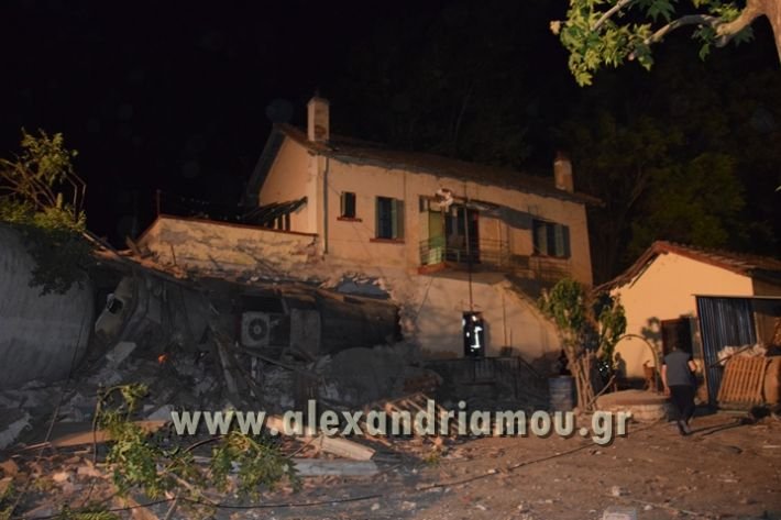 Εικόνες-σοκ από τον εκτροχιασμό τρένου -Η μηχανή και το πρώτο βαγόνι μπήκαν μέσα σε σπίτι [βίντεο] | iefimerida.gr 1