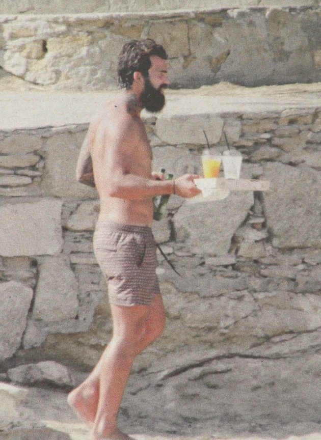 Σερβιτόρος στη Μύκονο έγινε ο κορυφαίος Έλληνας μοντέλο [εικόνες]  | iefimerida.gr 1