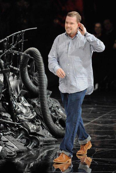  McQueen: Πώς η ιδιοφυΐα της μόδας σχεδίαζε να αυτοκτονήσει πάνω στην πασαρέλα [εικόνες] | iefimerida.gr 8