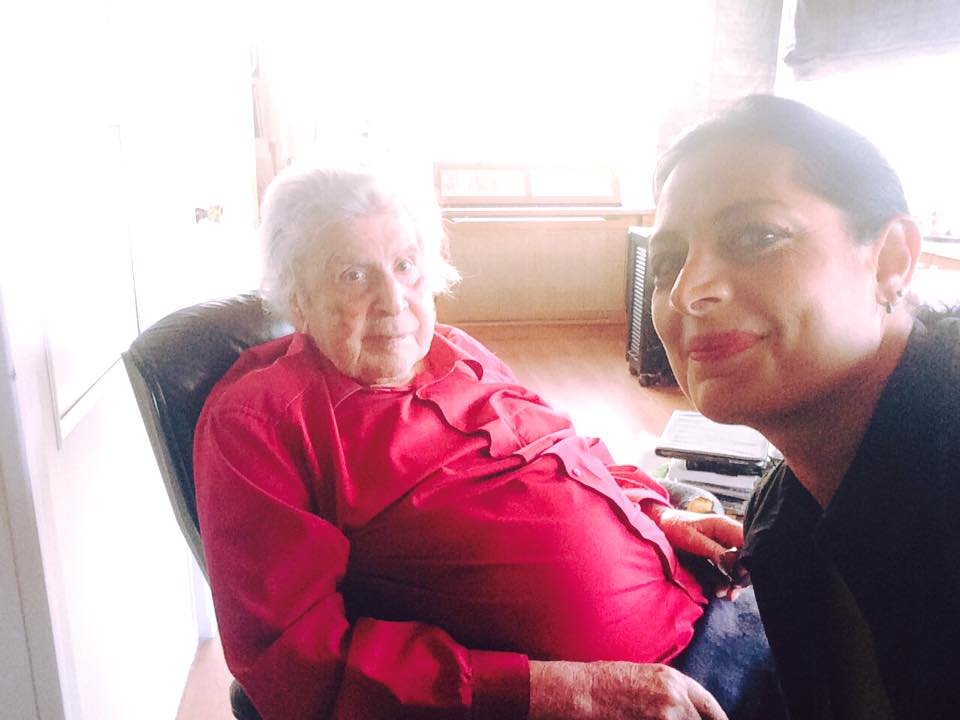 Η Αλέξια βγάζει selfie με τον Μίκη Θεοδωράκη [εικόνες] | iefimerida.gr 0