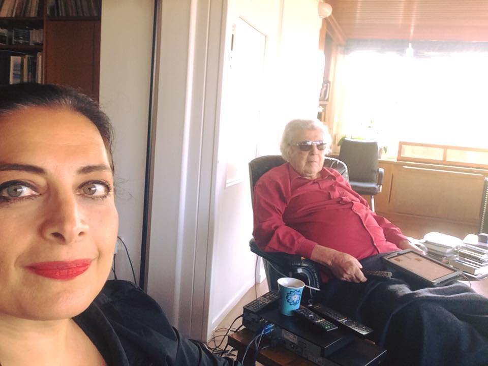 Η Αλέξια βγάζει selfie με τον Μίκη Θεοδωράκη [εικόνες] | iefimerida.gr 1