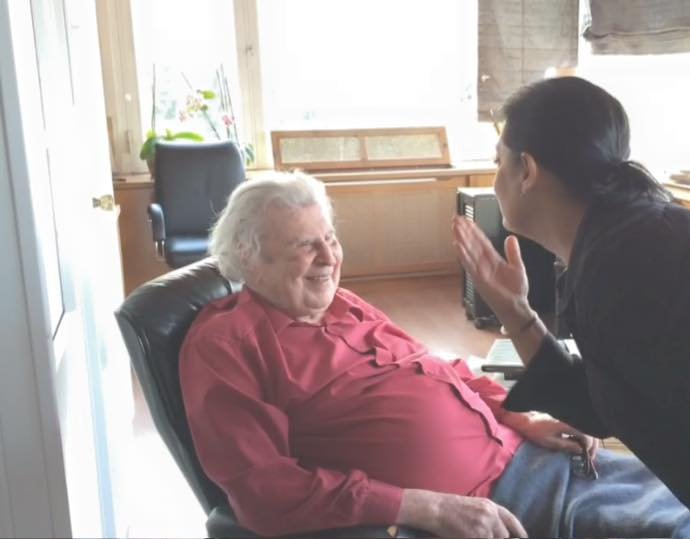 Η Αλέξια βγάζει selfie με τον Μίκη Θεοδωράκη [εικόνες] | iefimerida.gr 2