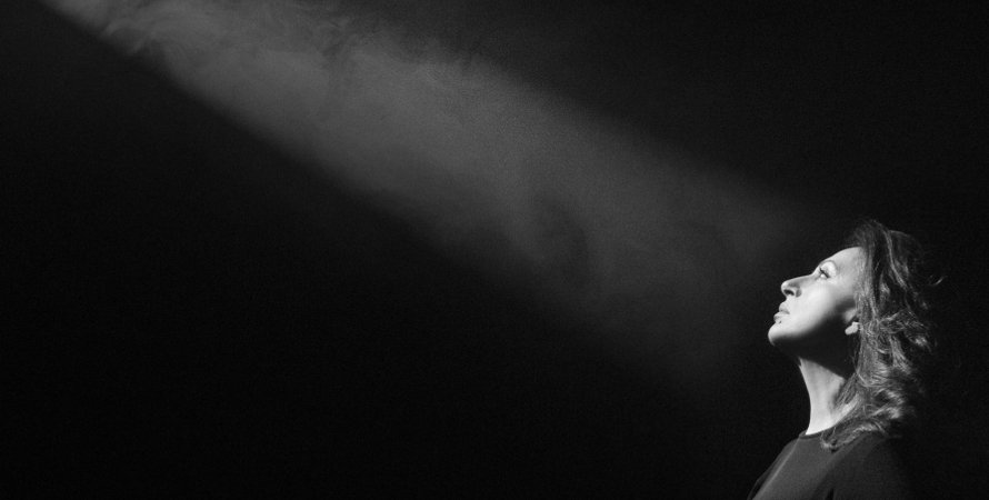 Εκπληξη: Η Χάρις Αλεξίου παίζει στο σανίδι αποσπάσματα από τη ζωή της! [εικόνες] | iefimerida.gr 0