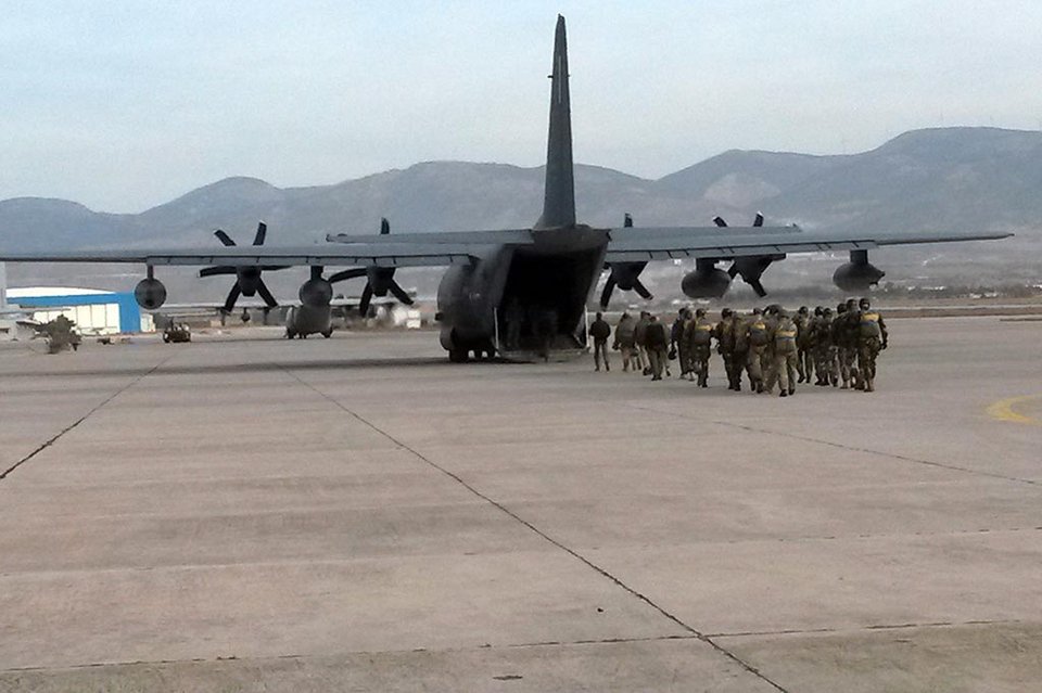 Ελληνες και Αμερικανοί αλεξιπτωτιστές έπεσαν στην Ελευσίνα -Εντυπωσιακή άσκηση [εικόνες] | iefimerida.gr 0