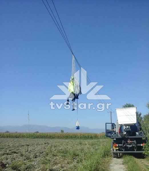 Βοιωτία: Αλεξιπτωτιστής μπλέχτηκε σε καλώδια [εικόνες] | iefimerida.gr 2