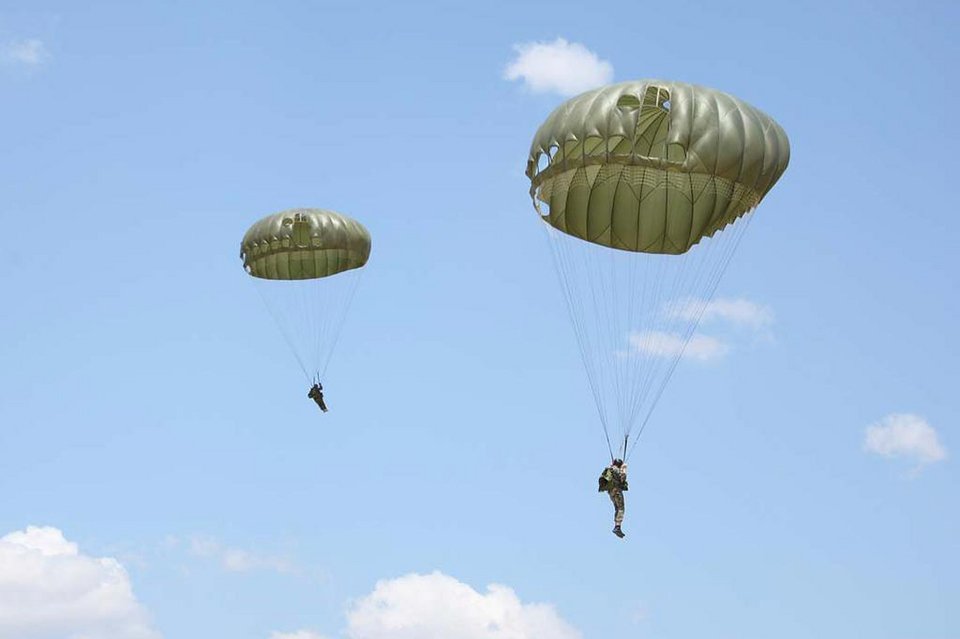 Ελληνες και Αμερικανοί αλεξιπτωτιστές έπεσαν στην Ελευσίνα -Εντυπωσιακή άσκηση [εικόνες] | iefimerida.gr 1