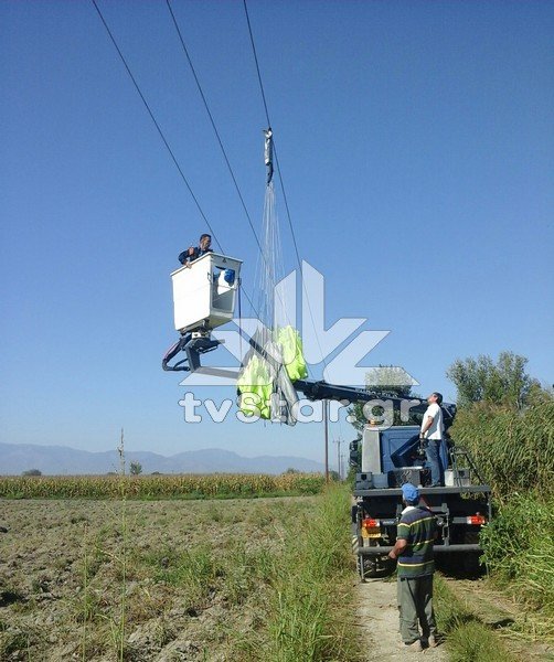 Βοιωτία: Αλεξιπτωτιστής μπλέχτηκε σε καλώδια [εικόνες] | iefimerida.gr 1
