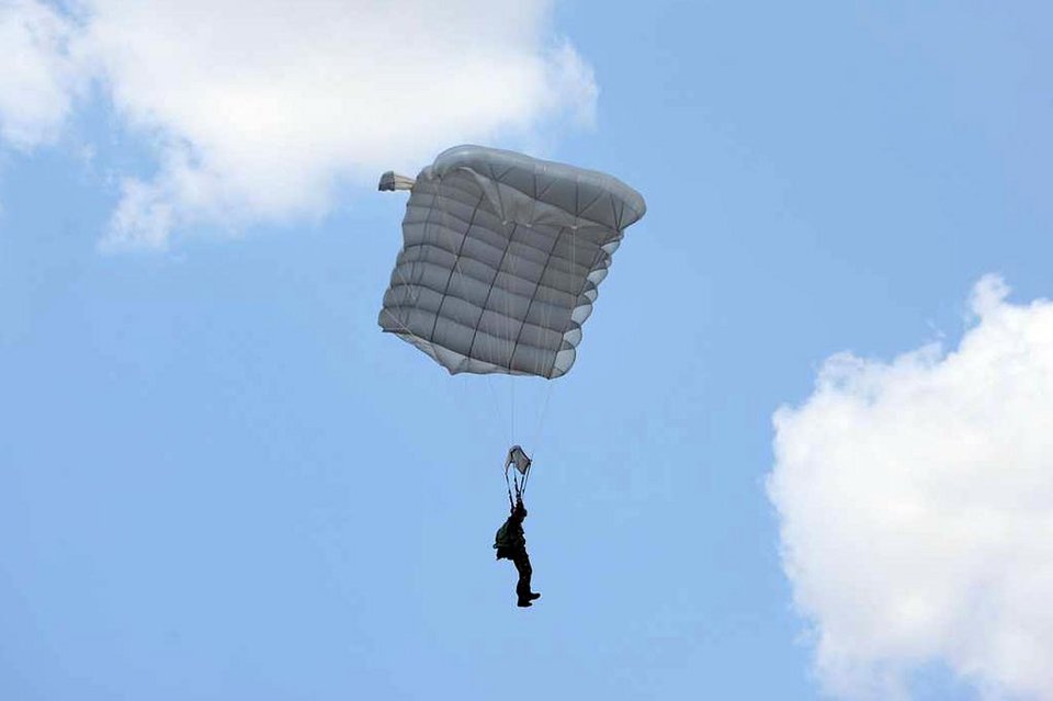 Ελληνες και Αμερικανοί αλεξιπτωτιστές έπεσαν στην Ελευσίνα -Εντυπωσιακή άσκηση [εικόνες] | iefimerida.gr 3