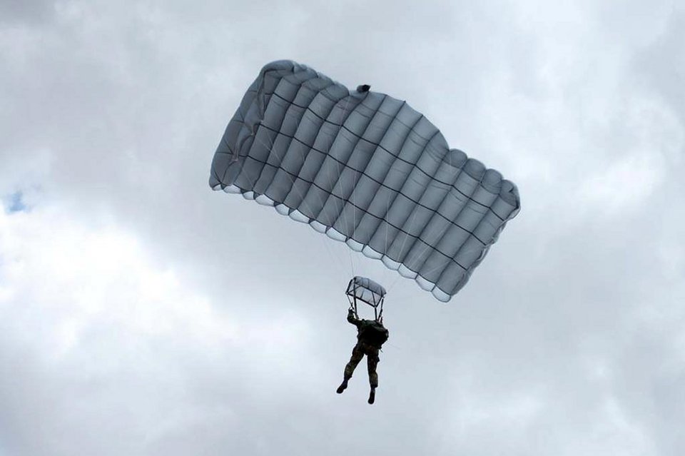 Ελληνες και Αμερικανοί αλεξιπτωτιστές έπεσαν στην Ελευσίνα -Εντυπωσιακή άσκηση [εικόνες] | iefimerida.gr 2