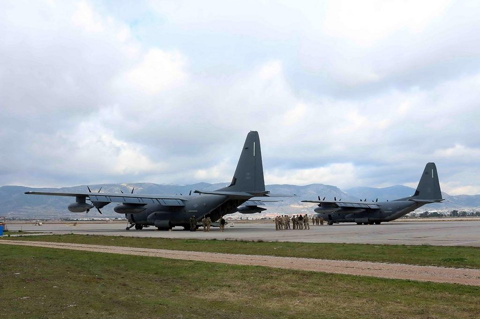 Ελληνες και Αμερικανοί αλεξιπτωτιστές έπεσαν στην Ελευσίνα -Εντυπωσιακή άσκηση [εικόνες] | iefimerida.gr 4