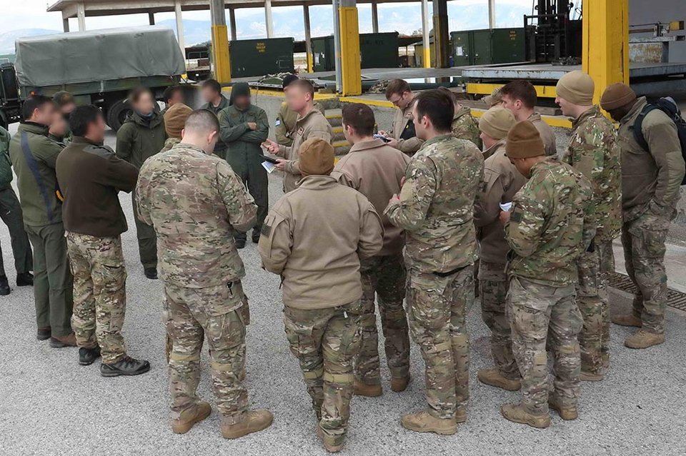 Ελληνες και Αμερικανοί αλεξιπτωτιστές έπεσαν στην Ελευσίνα -Εντυπωσιακή άσκηση [εικόνες] | iefimerida.gr 5