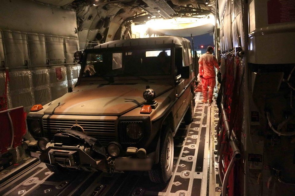 Ελληνες και Αμερικανοί αλεξιπτωτιστές έπεσαν στην Ελευσίνα -Εντυπωσιακή άσκηση [εικόνες] | iefimerida.gr 6