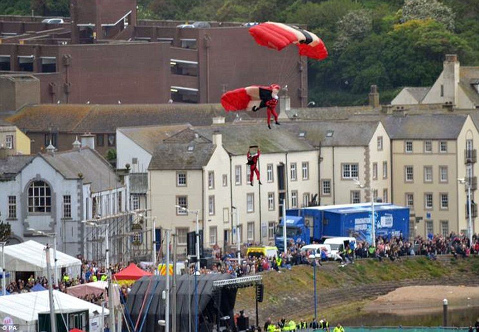 Μάγκας «Διάβολος»: Εσωσε συνάδελφό του πιάνοντας με τα πόδια το αλεξίπτωτό του [εικόνες & βίντεο]  | iefimerida.gr 5