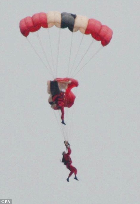 Μάγκας «Διάβολος»: Εσωσε συνάδελφό του πιάνοντας με τα πόδια το αλεξίπτωτό του [εικόνες & βίντεο]  | iefimerida.gr 0