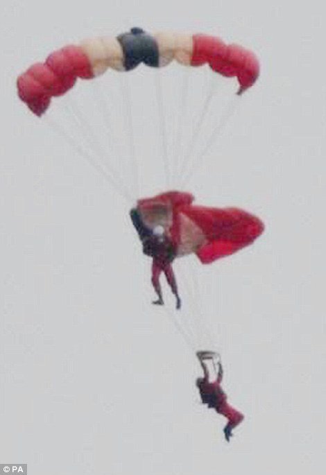 Μάγκας «Διάβολος»: Εσωσε συνάδελφό του πιάνοντας με τα πόδια το αλεξίπτωτό του [εικόνες & βίντεο]  | iefimerida.gr 1