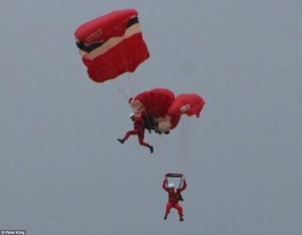 Μάγκας «Διάβολος»: Εσωσε συνάδελφό του πιάνοντας με τα πόδια το αλεξίπτωτό του [εικόνες & βίντεο]  | iefimerida.gr 2