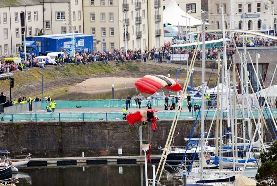 Μάγκας «Διάβολος»: Εσωσε συνάδελφό του πιάνοντας με τα πόδια το αλεξίπτωτό του [εικόνες & βίντεο]  | iefimerida.gr 6