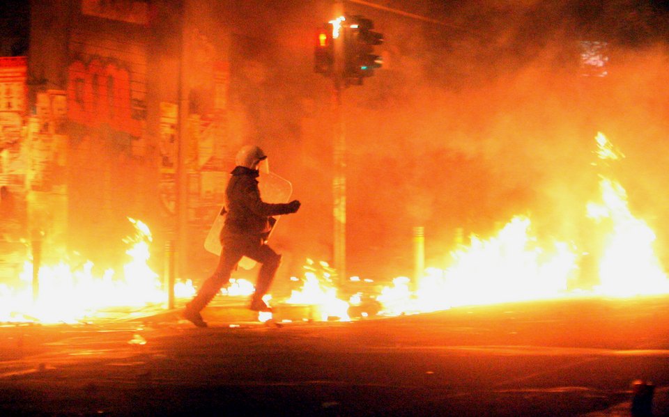 Πέντε χρόνια πριν... Οταν ο Αλέξης Γρηγορόπουλος έπεφτε νεκρός στα Εξάρχεια [εικόνες+βίντεο] | iefimerida.gr 5