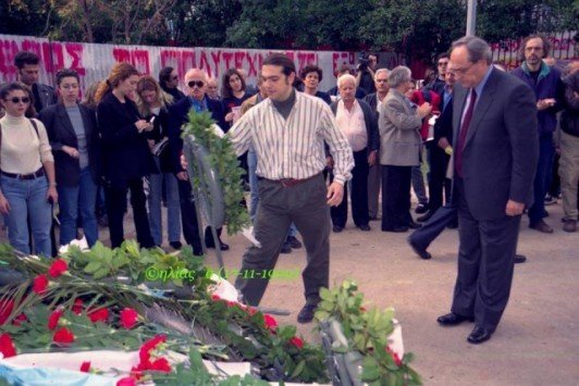 Ο Αλέξης Τσίπρας με... κοτσίδα καταθέτει στεφάνι στο Πολυτεχνείο υπό το βλέμμα του Νίκου Κωνσταντόπουλου [εικόνα] | iefimerida.gr 0