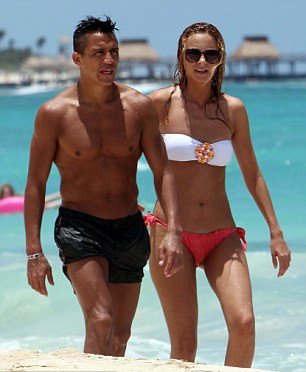 Υποψήφια Μις Κόσμος βγάζει στη φόρα προκλητικά μηνύματα διάσημου ποδοσφαιριστή [εικόνες] | iefimerida.gr 1