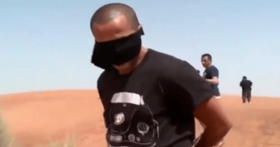 Φρικτή φάρσα: Εξτρεμιστές απήγαγαν ποδοσφαιριστή και τον πήγαν για εκτέλεση [εικόνες & βίντεο] | iefimerida.gr 1