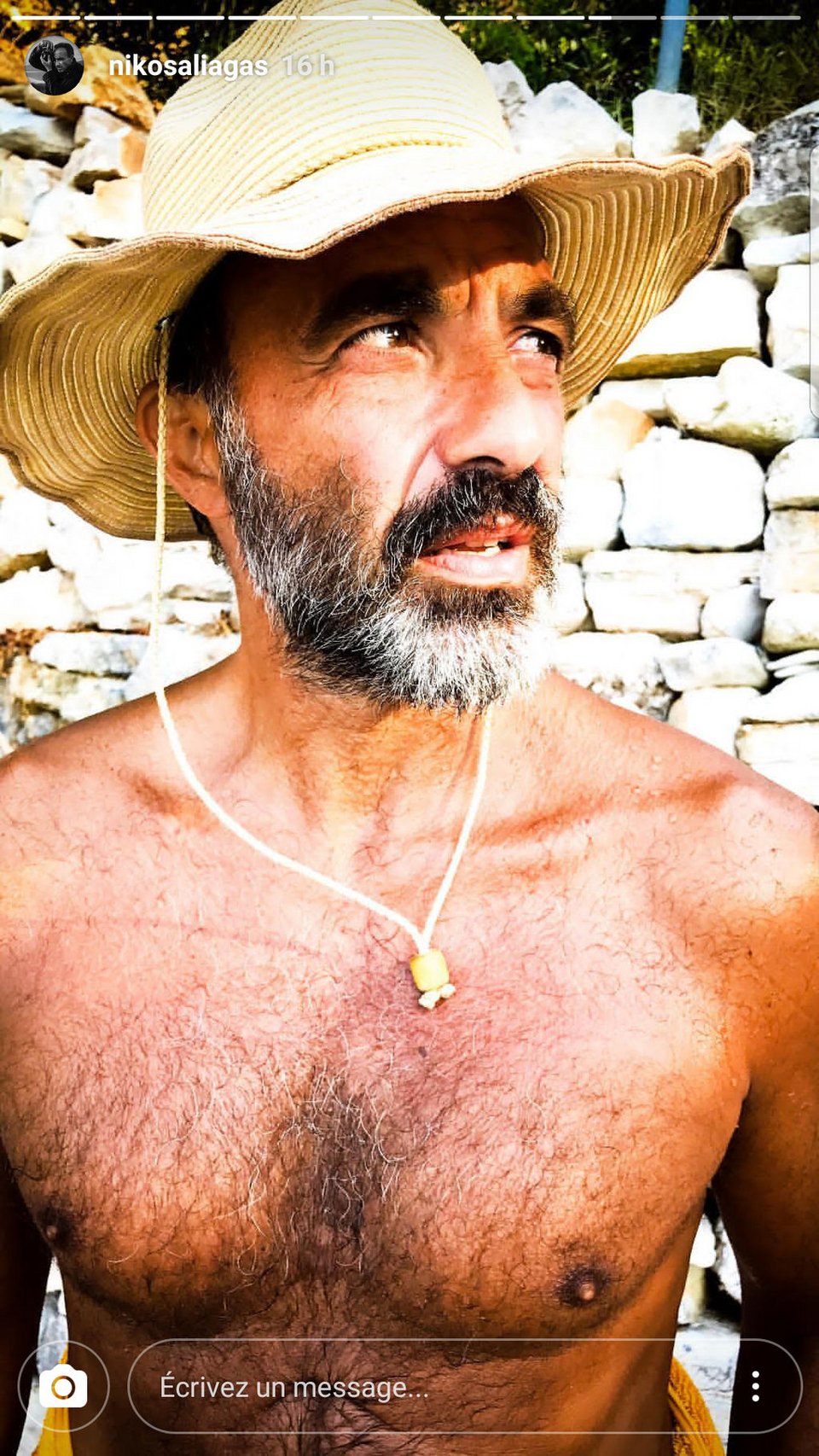 Ο Νίκος Αλιάγας ποζάρει στην παραλία μόνο με την πετσέτα του [εικόνες] | iefimerida.gr 1