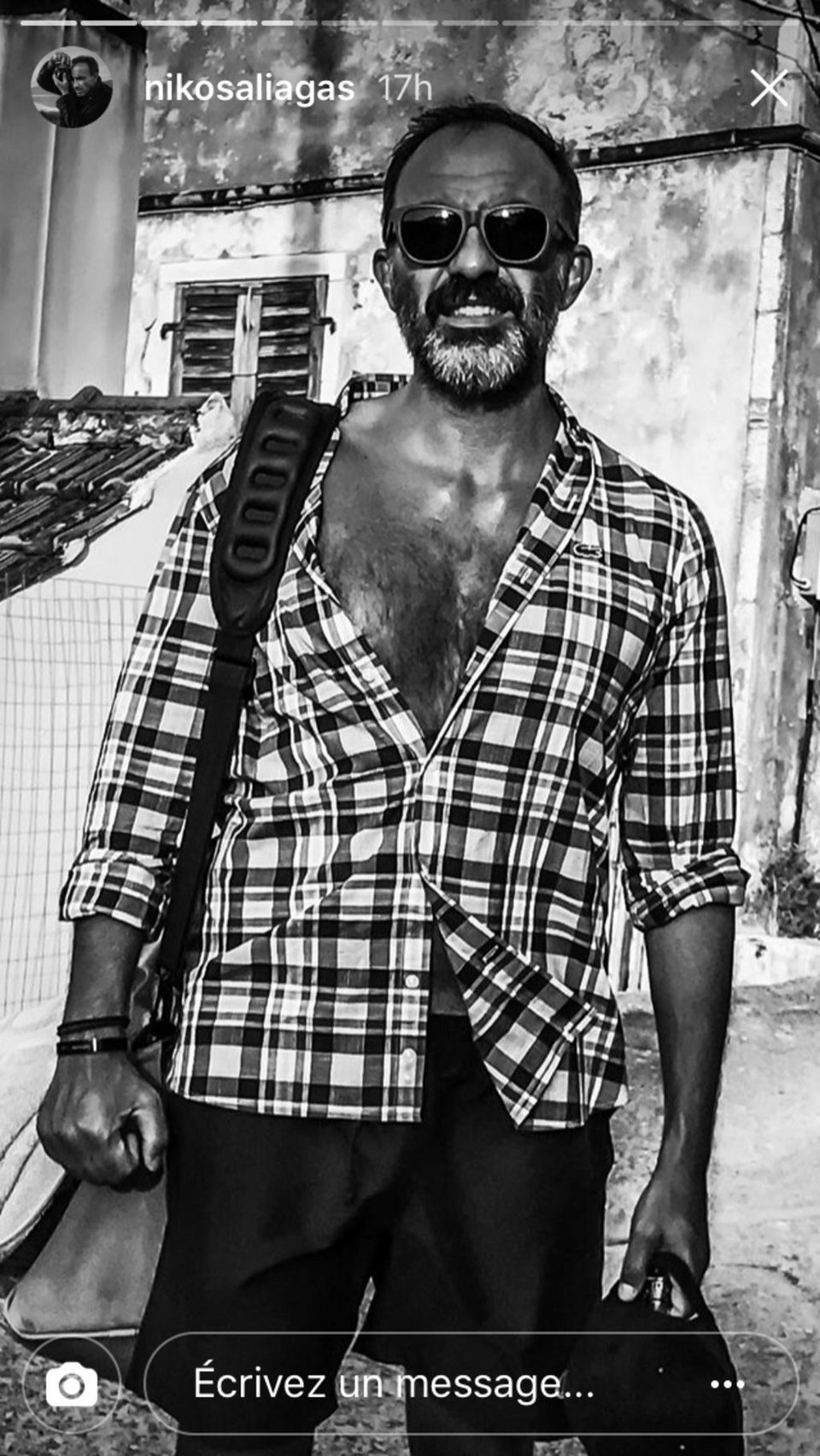 Ο Νίκος Αλιάγας ποζάρει στην παραλία μόνο με την πετσέτα του [εικόνες] | iefimerida.gr 2