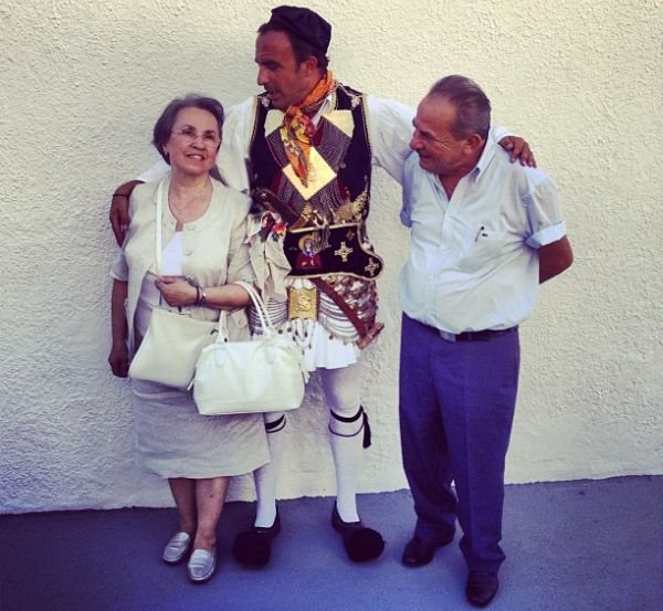 Ο Νίκος Αλιάγας με παραδοσιακή ενδυμασία ποζάρει με τους γονείς του [εικόνα] | iefimerida.gr 0