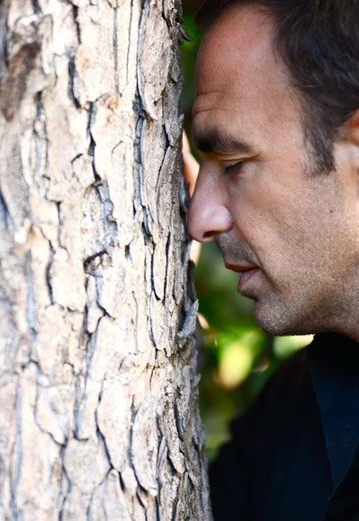 Ο Νίκος Αλιάγας μας δείχνει πόσο ωραία είναι η αυλή του παριζιάνικου σπιτιού του [εικόνες] | iefimerida.gr 1