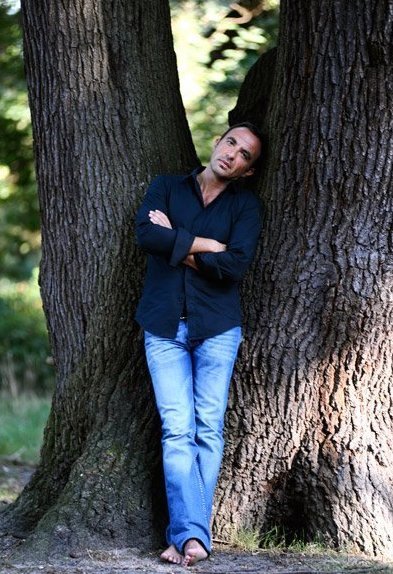 Ο Νίκος Αλιάγας μας δείχνει πόσο ωραία είναι η αυλή του παριζιάνικου σπιτιού του [εικόνες] | iefimerida.gr 2