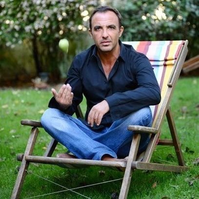 Ο Νίκος Αλιάγας μας δείχνει πόσο ωραία είναι η αυλή του παριζιάνικου σπιτιού του [εικόνες] | iefimerida.gr 3