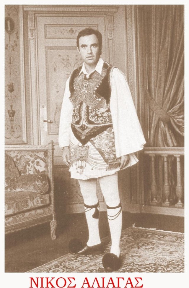 Διάσημοι Ελληνες φωτογραφημένοι με φουστανέλες και τσεμπέρια [εικόνες] | iefimerida.gr 2