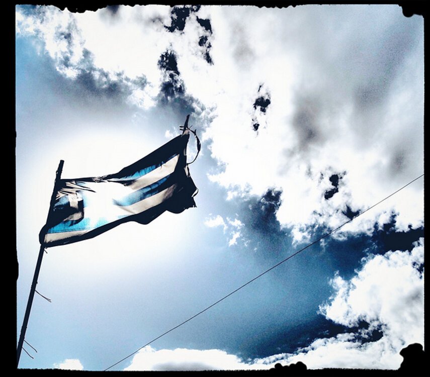 O Aλιάγας στο Παρίσι ανέβασε την ελληνική σημαία και απαγγέλλει Σολωμό [εικόνα] | iefimerida.gr 0