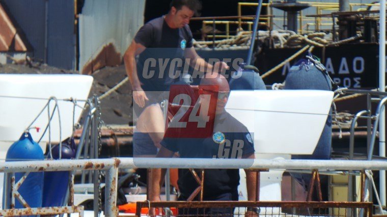 Bυθίστηκε μικρό σκάφος έξω από το λιμάνι της Σύρου -Σώος ο 46χρονος ιδιοκτήτης [εικόνες] | iefimerida.gr 1