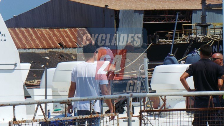 Bυθίστηκε μικρό σκάφος έξω από το λιμάνι της Σύρου -Σώος ο 46χρονος ιδιοκτήτης [εικόνες] | iefimerida.gr 3