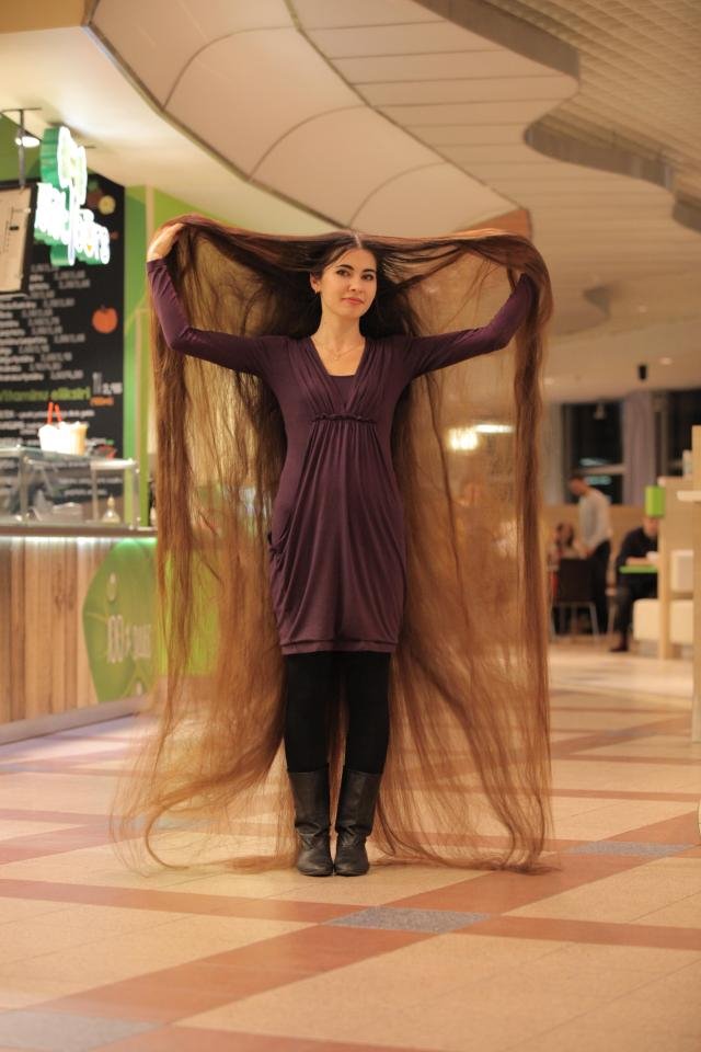 Ομορφη Λετονή με μαλλιά μήκους 2,2 μέτρων -Πώς τα συντηρεί [εικόνες] | iefimerida.gr 5