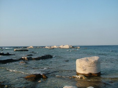 Το λατομείο της Θάσου που έδωσε τα μάρμαρα στην Αμφίπολη -Μισοβυθισμένο στην ωραιότερη παραλία του νησιού [εικόνες]  | iefimerida.gr 0