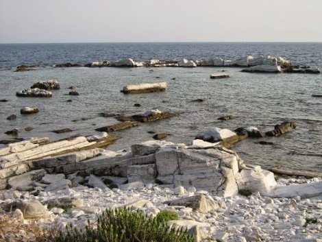 Το λατομείο της Θάσου που έδωσε τα μάρμαρα στην Αμφίπολη -Μισοβυθισμένο στην ωραιότερη παραλία του νησιού [εικόνες]  | iefimerida.gr 2