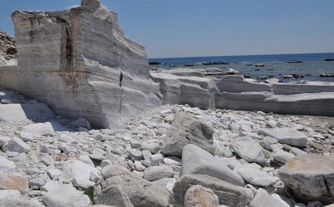 Το λατομείο της Θάσου που έδωσε τα μάρμαρα στην Αμφίπολη -Μισοβυθισμένο στην ωραιότερη παραλία του νησιού [εικόνες]  | iefimerida.gr 3