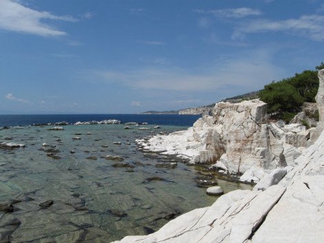 Το λατομείο της Θάσου που έδωσε τα μάρμαρα στην Αμφίπολη -Μισοβυθισμένο στην ωραιότερη παραλία του νησιού [εικόνες]  | iefimerida.gr 4