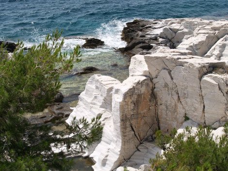 Το λατομείο της Θάσου που έδωσε τα μάρμαρα στην Αμφίπολη -Μισοβυθισμένο στην ωραιότερη παραλία του νησιού [εικόνες]  | iefimerida.gr 5