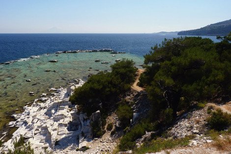 Το λατομείο της Θάσου που έδωσε τα μάρμαρα στην Αμφίπολη -Μισοβυθισμένο στην ωραιότερη παραλία του νησιού [εικόνες]  | iefimerida.gr 6