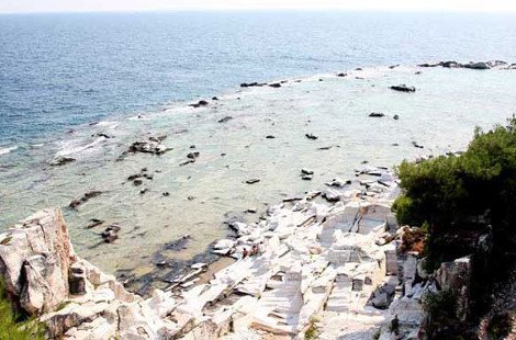 Το λατομείο της Θάσου που έδωσε τα μάρμαρα στην Αμφίπολη -Μισοβυθισμένο στην ωραιότερη παραλία του νησιού [εικόνες]  | iefimerida.gr 7