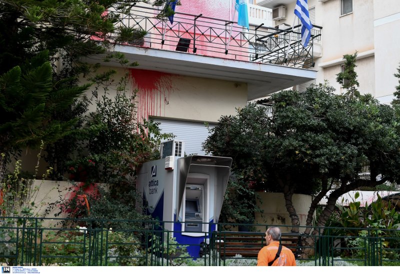 Οι αναρχικοί του Ρουβίκωνα πέταξαν στην πρόσοψη του Δημαρχείου μπογιές- φωτογραφία intimenews